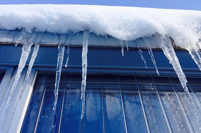 Получить компенсацию при падении снега с крыши 